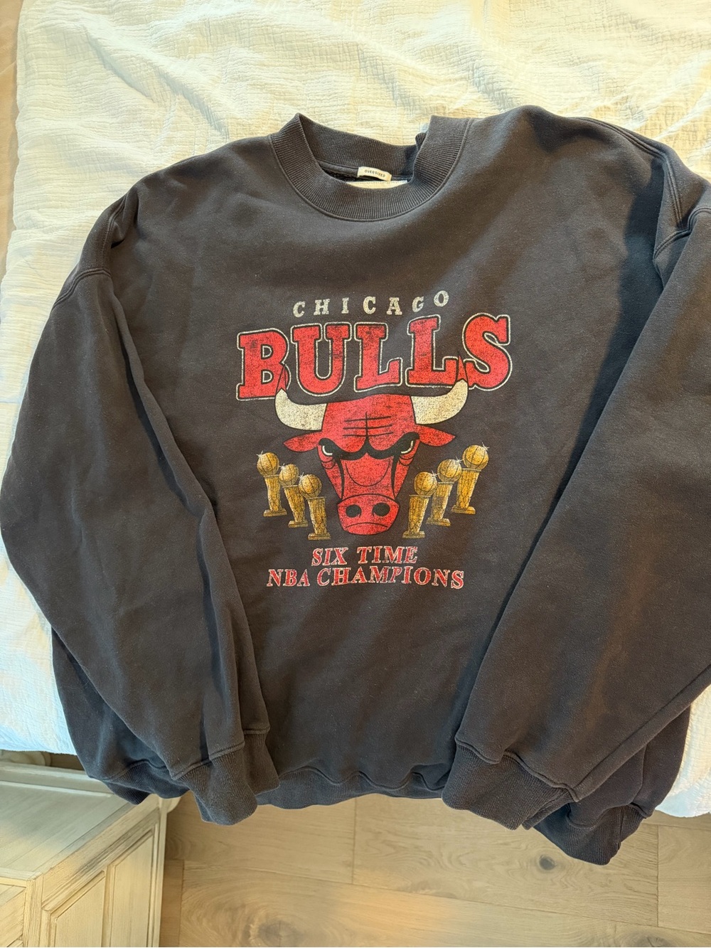 Abercrombie & Fitch Chicago Bulls Graphic Crewneck Sweatshirt
